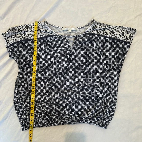 Patterned Keyhole Top - Picture 4 of 8